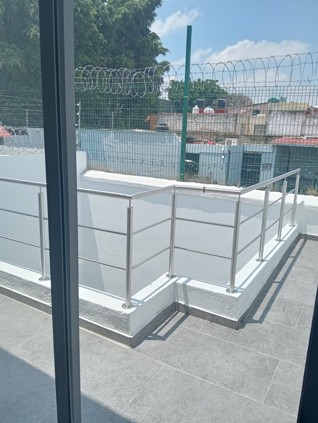 Barandal de acero inoxidable en azotea