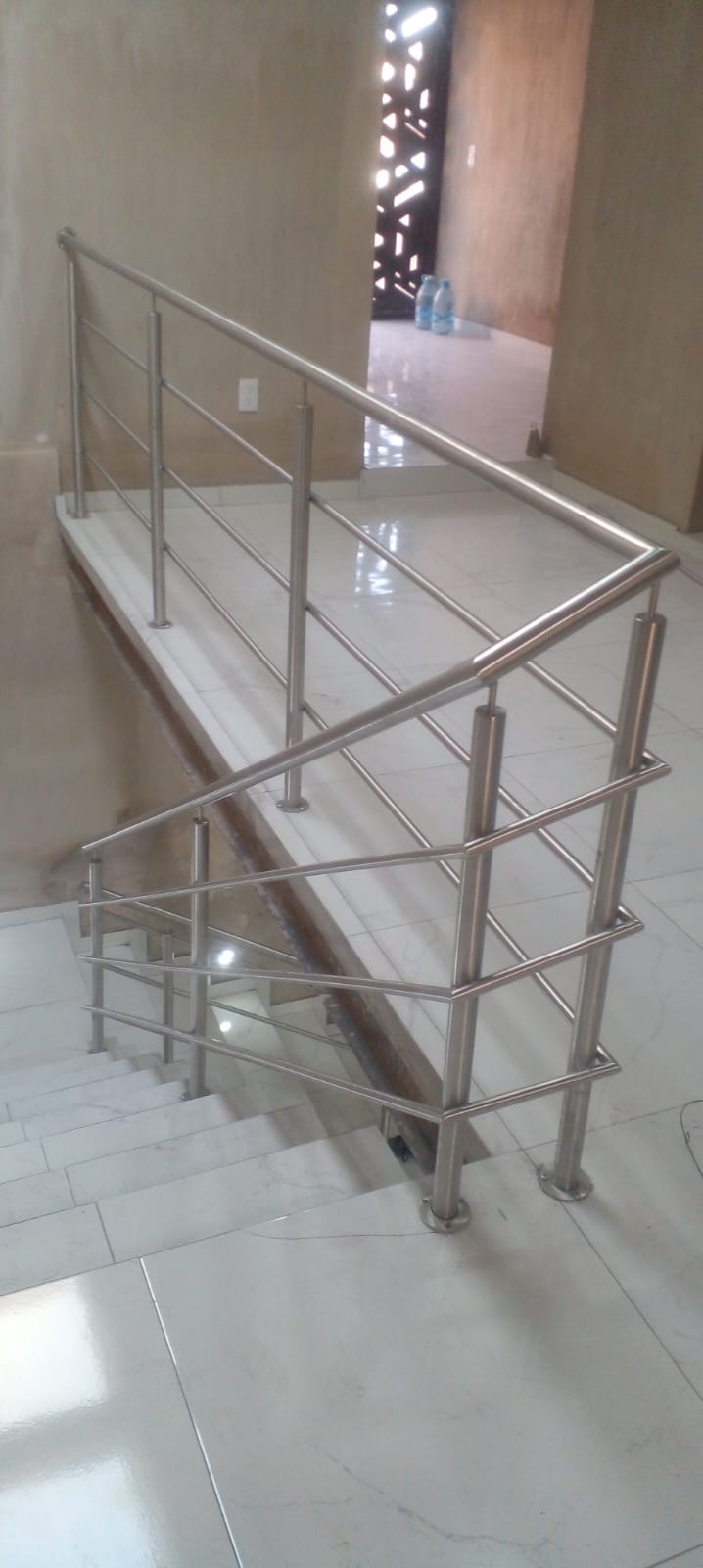 Barandal de acero inoxidable en escalera