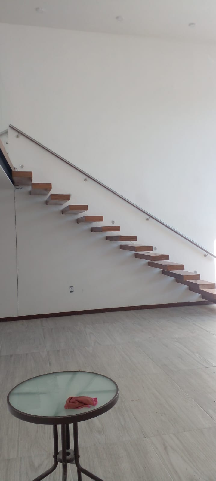 Escalera flotante con barandal de acero inoxidable