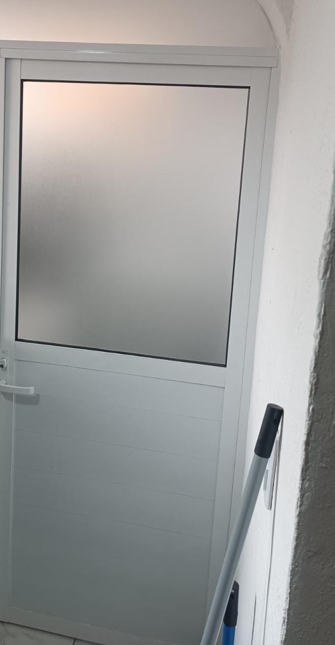 Puerta de aluminio con vidrio esmerilado
