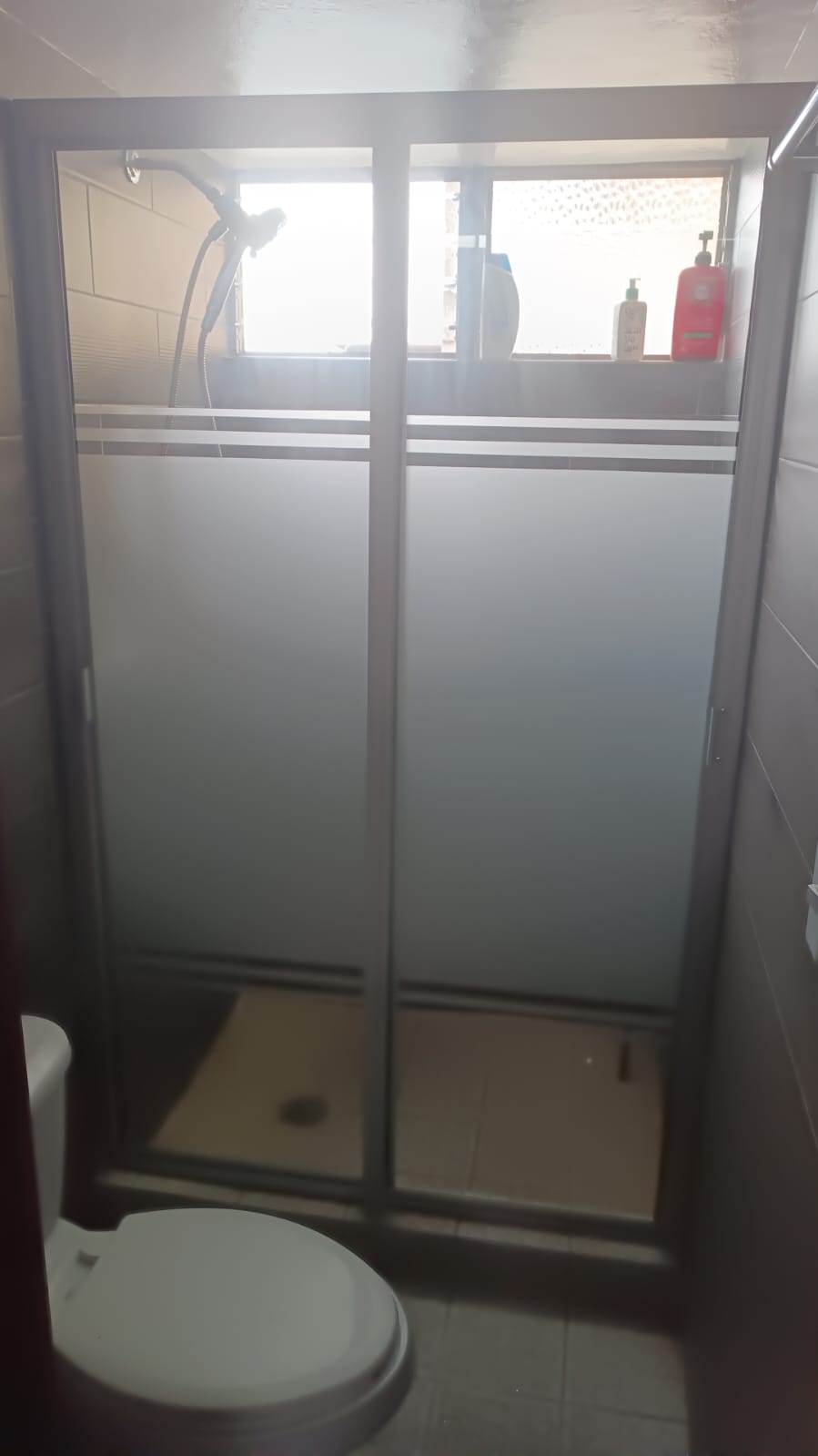 Cancel de baño corredizo en vidrio esmerilado