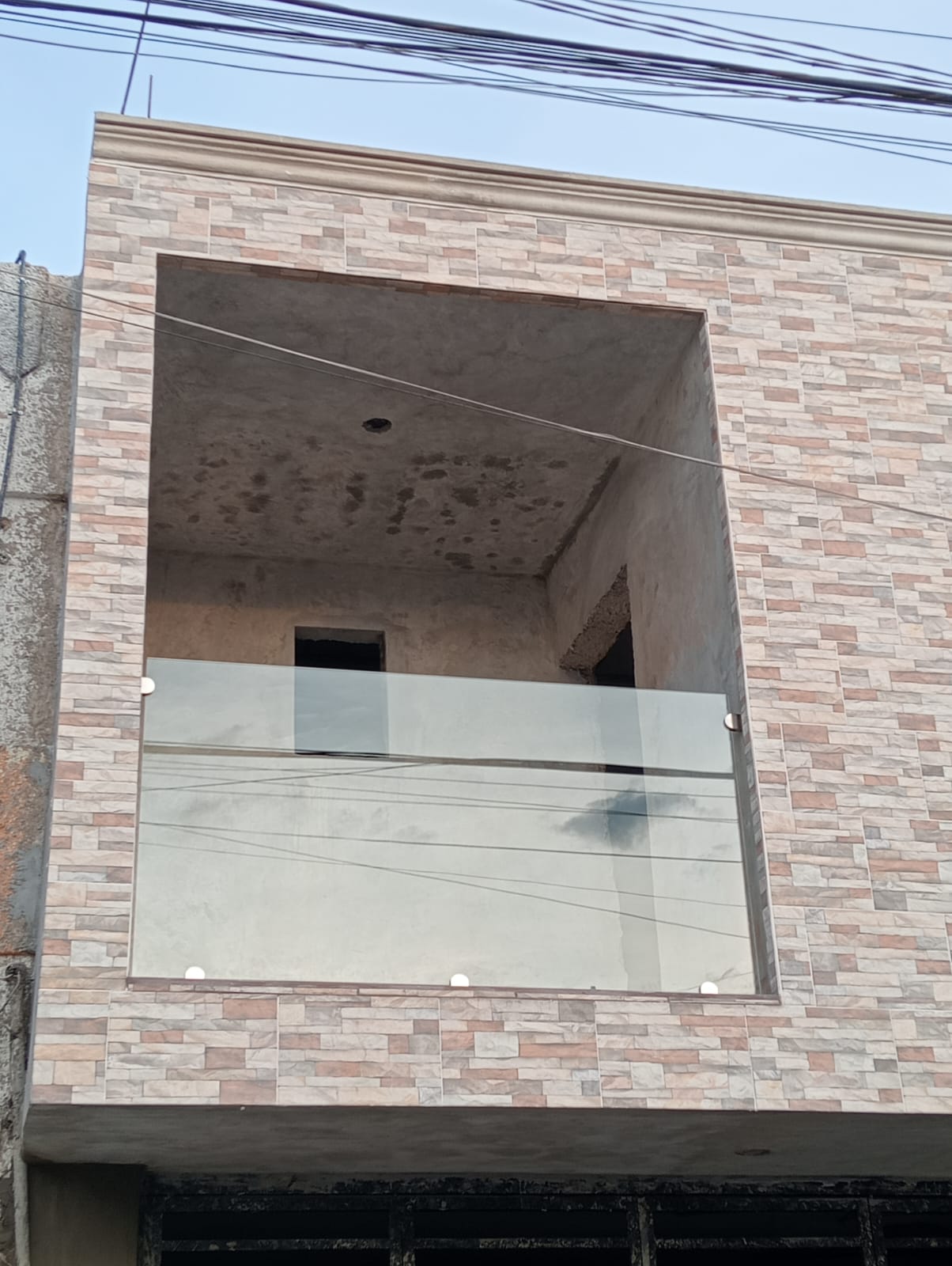 Ventanal fijo de vidrio en fachada